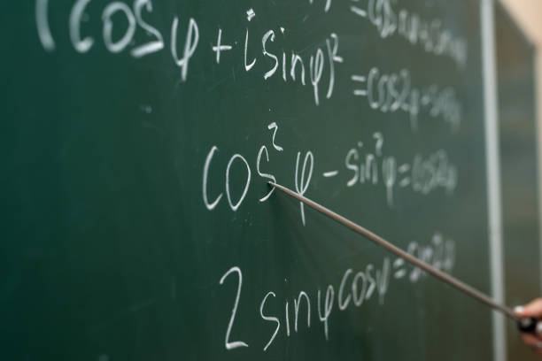 formuły matematyczne są zapisywane na tablicy - professor adult student chalk drawing formula zdjęcia i obrazy z banku zdjęć