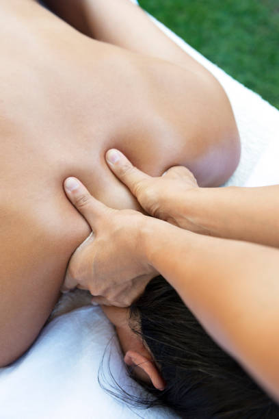 massage - massage therapist massaging spa treatment relaxation photos et images de collection