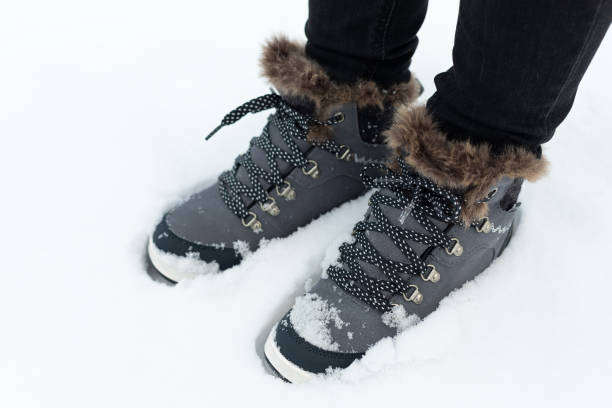 bottes d’hiver à la mode - apres ski photos photos et images de collection