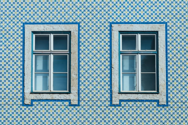 ventanas de lisboa con azulejos típicos portugueses en la pared - retro revival old fashioned old architecture fotografías e imágenes de stock