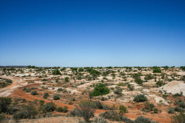 viaggio nell'outback del nuovo galles del sud a white cliffs, opal mining city, australia - white cliffs foto e immagini stock