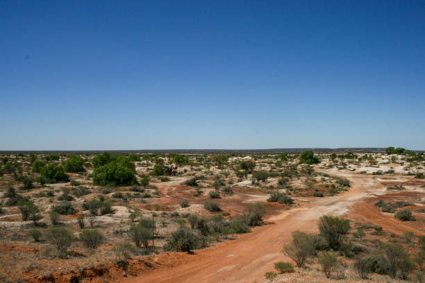 viaggio nell'outback del nuovo galles del sud a white cliffs, opal mining city, australia - white cliffs foto e immagini stock