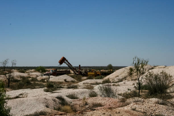 viaggio nell'outback del nuovo galles del sud a white cliffs, opal mining city, australia - white cliffs foto e immagini stock