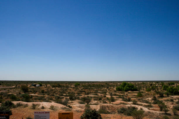 viaggio nell'outback del nuovo galles del sud a white cliffs, opal mining city, australia - white cliffs foto e immagini stock