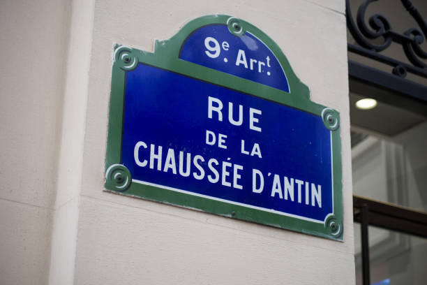 chaussee d'antin street name on the traditional parisian street plate on stoned building - ninth avenue imagens e fotografias de stock