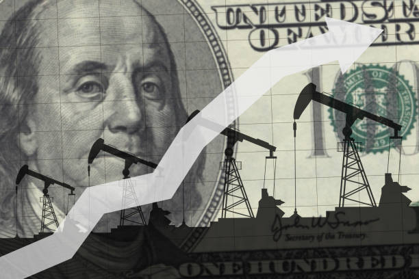 нефтяные насосы на фоне 100 долларов. концепция нефтяной промышленности. диаграмма повышения цен - opec стоковые фото и изображения