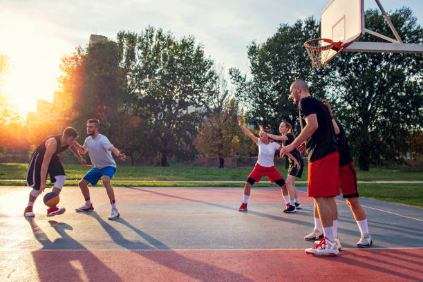 gruppo di giovani amici che giocano a basket - hanging basket foto e immagini stock