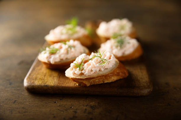 паштет из лосося на тосте - appetizer gourmet cream cheese canape стоковые фото и изображения