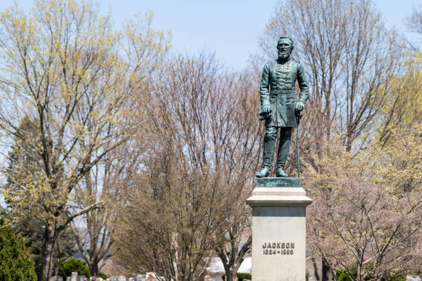 cmentarz pamięci stonewall jackson z pomnikiem generała z brązu na cmentarzu w lexington w stanie wirginia - stonewall jackson zdjęcia i obrazy z banku zdjęć