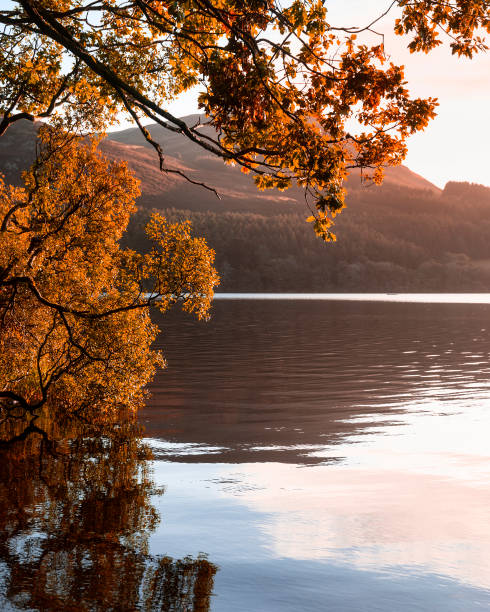 bellissima immagine del paesaggio dell'alba che guarda attraverso loweswater nel lake district verso low fell e grasmere con vibrante cielo all'alba che si rompe sulle cime delle montagne - uk mountain color image cumbria foto e immagini stock