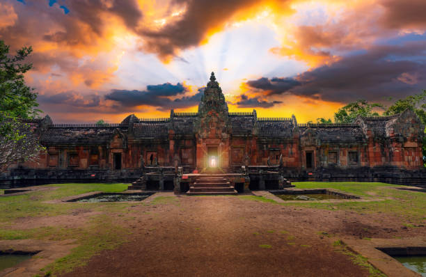 fenômenos naturais ao nascer do sol e ao pôr do sol através da porta do castelo phanom rung, província de buriram, tailândia. - thailand buriram temple hinduism - fotografias e filmes do acervo