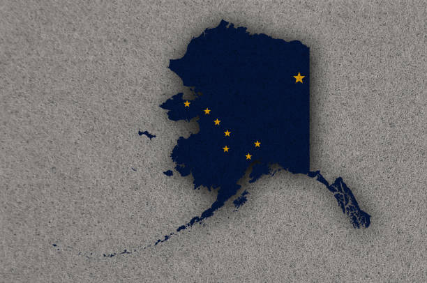 karte und flagge von alaska auf filz - alaska us bundesstaat stock-grafiken, -clipart, -cartoons und -symbole