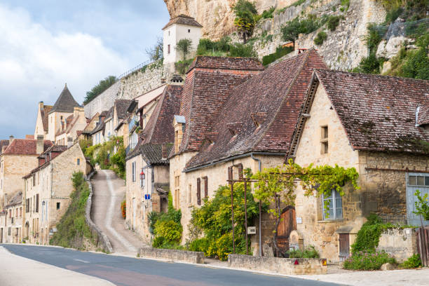 beynac et cazenac is considered one of the most beautiful town in france - sarlat la photos et images de collection