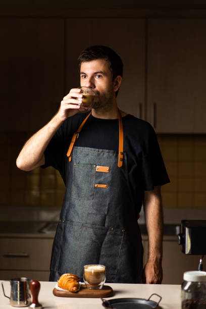 クロワッサンとコーヒーを飲む男性バリスタ - latté coffee tray froth ストックフォトと画像