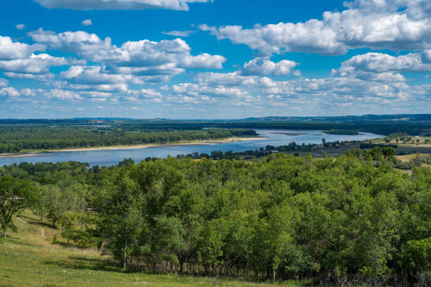 widok na dolinę rzeki missouri z parku stanowego fort ransom - rzeka missouri zdjęcia i obrazy z banku zdjęć