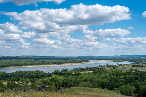 vista della missouri river valley dal fort ransom state park nel dakota del nord - barracks foto e immagini stock