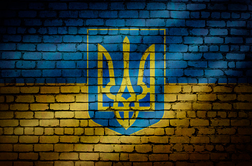 Bandera ucraniana en un muro de ladrillo photo