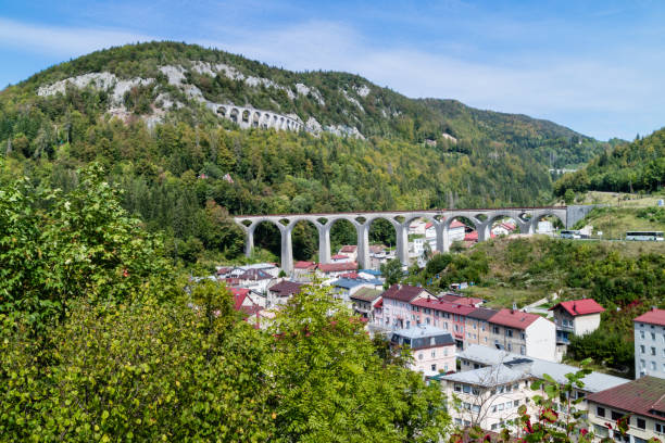 ジュラ山脈のモレスの高架橋 - cloud formation ストックフォトと画像