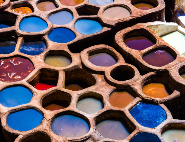 fez também é famoso por seus antigos curtumes de couro. tanques antigos dos curtumes do fez com tinta colorida para couro, marrocos, áfrica. quadro artístico. mundo da beleza - moroccan tannery - fotografias e filmes do acervo