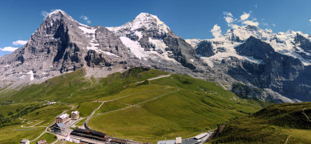 vista aerea panoramica su kleine scheidegg fino a eiger, mönch, cime jungfrau con neve nelle alpi estive in svizzera - monch foto e immagini stock