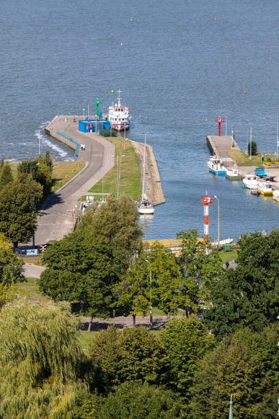 marina e porto per barche da pesca a frombrok sulla laguna di vistula. polonia. - fiume vistola foto e immagini stock