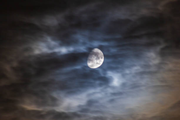 lune avec noir nuageux ciel astronomie relief horreur mysticisme - forest black forest sky night photos et images de collection