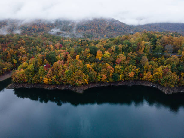 veduta aerea di una mattina d'autunno nebbiosa sul lago fontana - blue ridge mountains autumn great smoky mountains tree foto e immagini stock