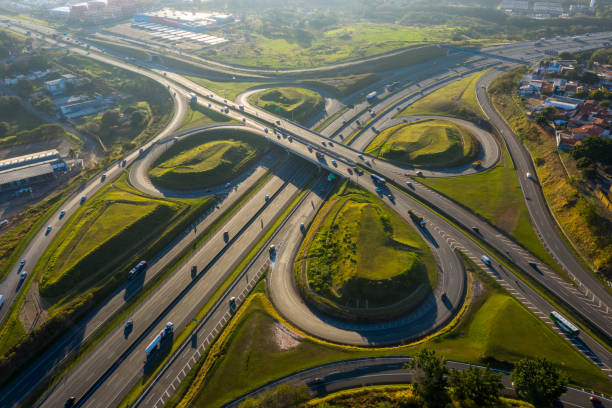 attraversamento autostradale a campinas all'alba visto dall'alto, san paolo, brasile, - highway nobody town urban road foto e immagini stock