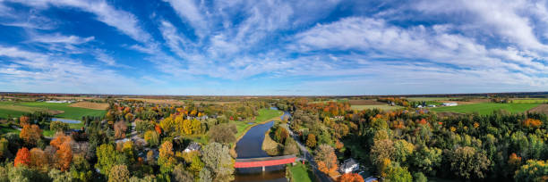 pont couvert d’aerial west montrose (kissing bridge) et grand river près de kitchener, waterloo regional, canada - waterloo region photos et images de collection