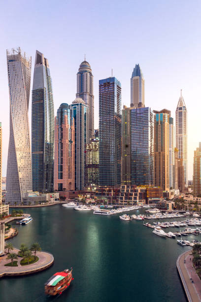современные небоскребы в дубай марина. - dubai skyline united arab emirates finance стоковые фото и изображения
