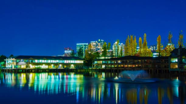 bellevue centro la sera - bellevue washington state foto e immagini stock