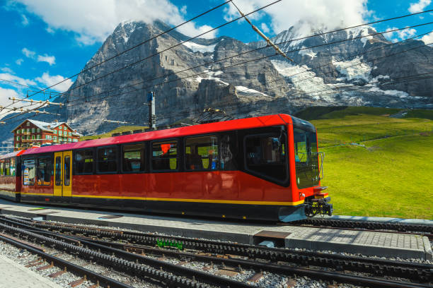 tren turístico moderno en la estación de tren vacía, grindelwald, suiza - interlaken railroad station train rural scene fotografías e imágenes de stock