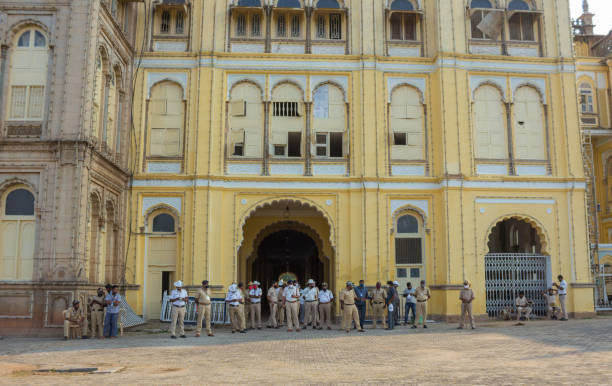 personale di polizia e sicurezza visto riunito di fronte al palazzo heritage ambavilas per supervisionare gli accordi durante il carnevale di dasara tenutosi in ottobre in mezzo alla pandemia di covid 19 a mysuru / india. - indian ethnicity traditional culture architecture karnataka foto e immagini stock