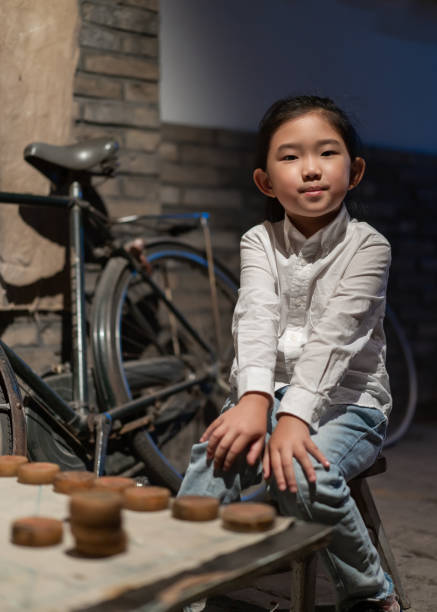 petite fille jouant des échecs chinois - chinese chess leisure games chinese culture traditional culture photos et images de collection