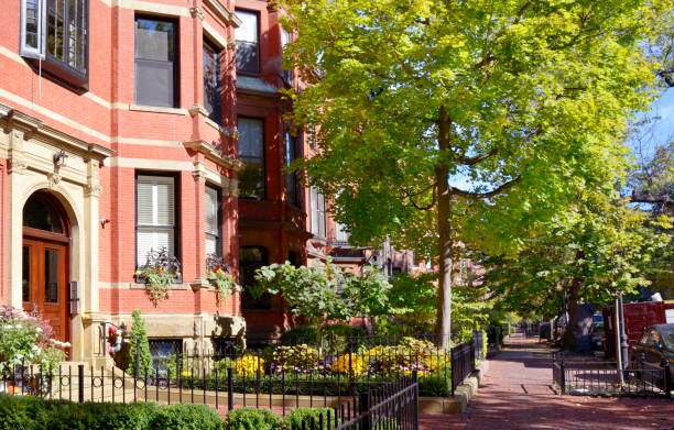 edifici residenziali, boston. covid-19: concetto di stay home. - boston back bay residential district brownstone foto e immagini stock