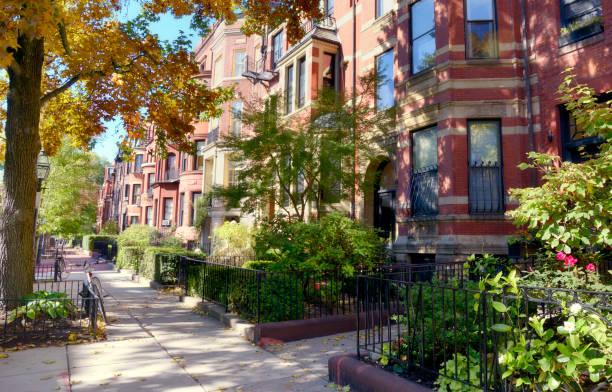 edifici residenziali, boston. covid-19: concetto di stay home. - boston back bay residential district brownstone foto e immagini stock