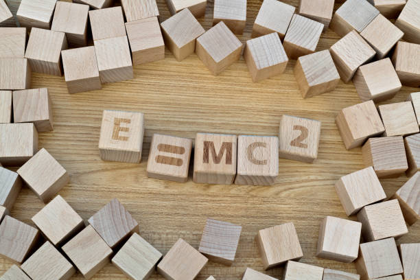 数式 e = mc2 を持つ木製ブロック - mc2 ストックフォトと画像