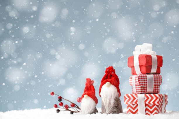 gnomi di natale con scatole regalo sullo sfondo della neve - gnomo foto e immagini stock
