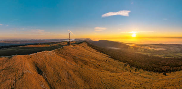 vista aérea panorama da montanha chasseral ao nascer do sol - jura canton - fotografias e filmes do acervo