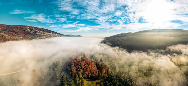 ジュラ山脈のスイスの谷で秋の風景と地面の霧のパノラマの空中ショット - jura canton ストックフォトと画像