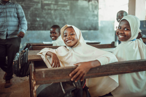 niños africanos durante la clase de inglés - african descent africa african culture classroom fotografías e imágenes de stock