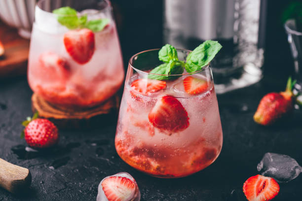 koktajle z truskawką, ginem i tonikiem - strawberry fruit food food and drink zdjęcia i obrazy z banku zdjęć