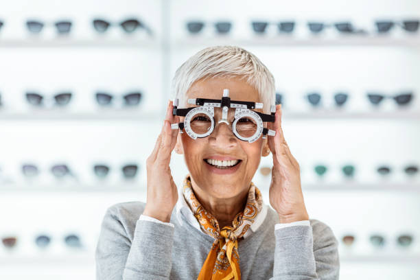 she'll get you seeing clearly - patient happiness cheerful optometrist imagens e fotografias de stock