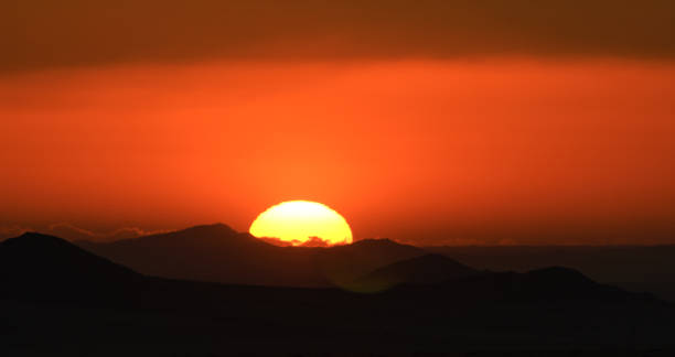 cielo drammatico e sole al tramonto in namibia - desert wine foto e immagini stock