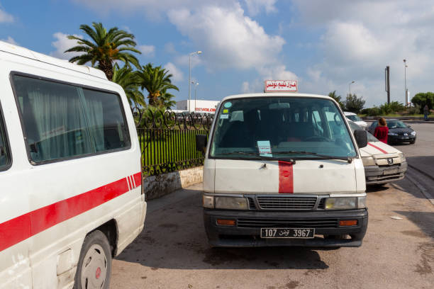 alugar é um táxi de micro-ônibus na tunísia - accident taxi driving tourist - fotografias e filmes do acervo