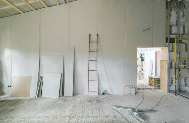 Working process of installing metal frames for plasterboard -drywall- for making gypsum walls in apartment is under construction, remodeling, renovation, extension, restoration, upgrading and reconstruction. proceso de trabajo de instalación de marcos metálicos para placas de yeso -drywall- para la fabricación de paredes de yeso en el apartamento está en construcción, remodelación, renovación, extensión, restauración, actualización y reconstrucción.