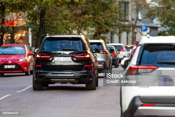 Langsamer Verkehr In Der Innenstadt An Wochentagen Während Der Geschäftszeiten Rückansicht Rückleuchten Stockfoto und mehr Bilder von Auto