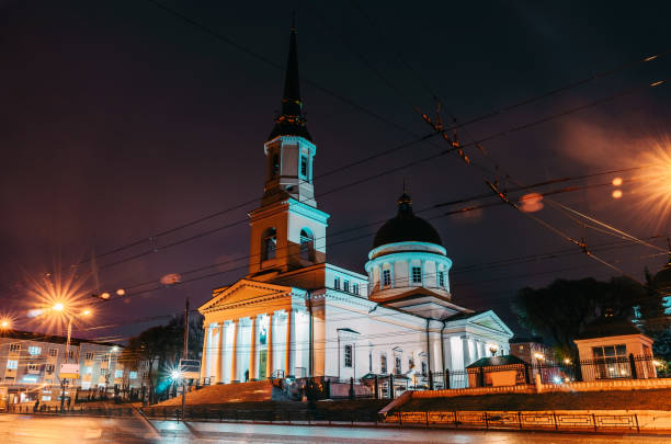 catedral alexander nevsky em izhevsk. vista noturna. - izhevsk - fotografias e filmes do acervo