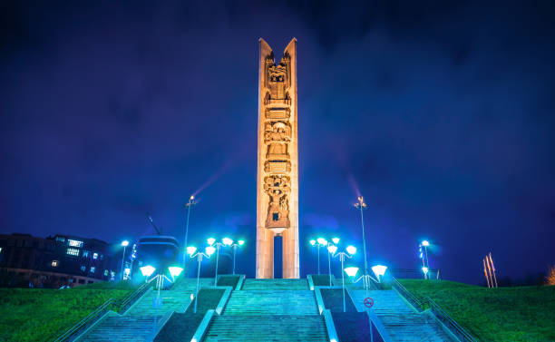 monumento de la amistad de los pueblos. ciudad de izhevsk. - izhevsk fotografías e imágenes de stock