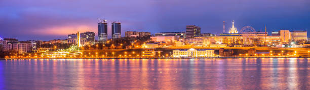 ein nachtpanorama der stadt mit beleuchteten gebäuden. - izhevsk stock-fotos und bilder